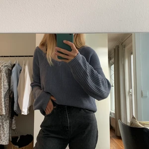 Blå stickad  - Jättefin blågrå stickad ifrån NAKD! Väldigt skön i ett ”tunnt” stickat material, och fint skick! Storlek XS men väldigt oversized, skulle säga passar mellan S-M