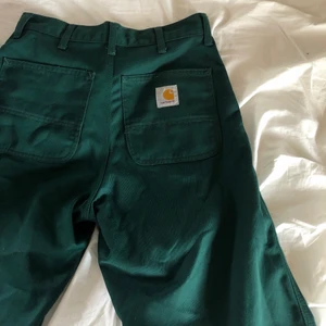 Gröna carharttbyxor - Säljer mina fina chinos/kostymbyxor från carhartt då jag inte kan använda dem längre. Kan tyvärr inte visa byxorna på eftersom de inte passar mig nu, därför är bild 2 och 3 är lånade från Junkyard. Så fin färg! 💚 Köpare betalar frakt, priset kan absolut diskuteras :) 