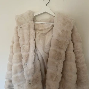 Pälsjacka - Pälsjacka från butik i Göteborg i strl M. Nypris: ca 700kr. Väldigt fint skick då den endast är använd 3 gånger.  Köparen står för frakten om du inte kan mötas upp (endast i Falköping).                                                                                 Om du kombinerar med fler av mina plagg tar jag endast en frakt avgift. Köparen ska även betala innan plagget skickas med ett bevis från swish. 