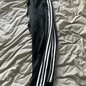 Adidas mjukisar  - Jättefina adidasmjukisar i bra skick. Säljer då dem tyvärr är för små. Frakt tillkommer 