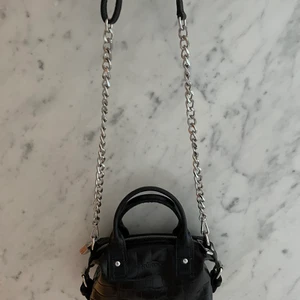 Liten väska från Nunoo Bags. - Helt oanvänd väska från Nunoo Bags med silver detaljer.