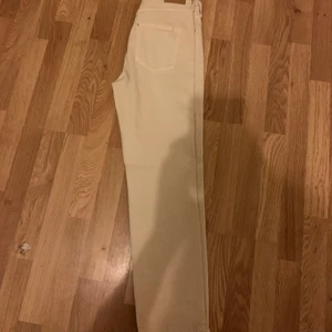 Beige jeans - Helt oanvända ifrån Hm, storlek 38/S passar även M