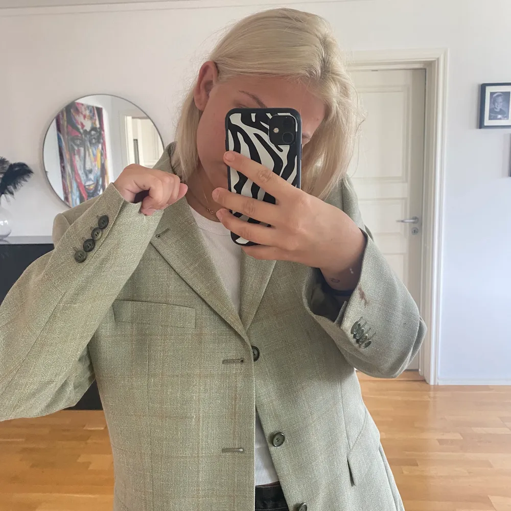 Superfin grön kavaj som är köpt second hand men tyvärr aldrig kommit till användning, står inte vad storleken är men skulle säga en oversized M. Kostymer.