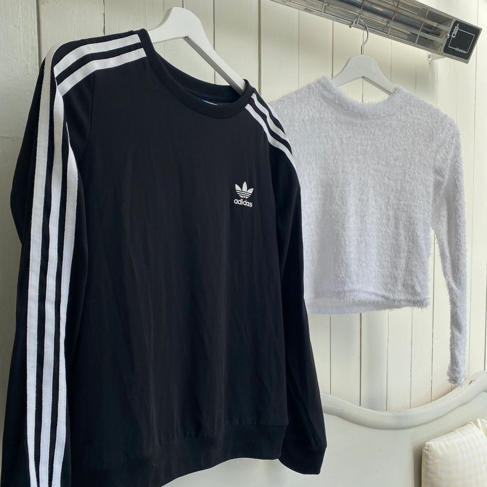 Två långärmade tröjor💗 Adidas tröjan är i tunt tyg som ej blir nopprigt, den är så luftig och skön! - 95kr Den vita är i fluffigt tyg, typ magtröja, lite hög krage, den har några små hål (skriv för mer info) - 45kr . Tröjor & Koftor.