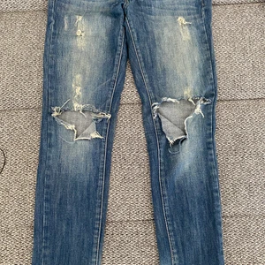 Jeans med hål  - Sparsamt använd 