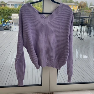 Söt stickad - Pastell lila stickad tröja med knytning längs hela ryggen från Nelly. Supersöt men kommer inte till användning längre:( frakten är inräknad i priset💞