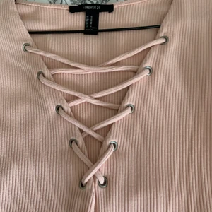 rosa body - söt rosa body köpt på forever 21! kommer tyvärr inte till användning längre. passar både s/m🌸💟