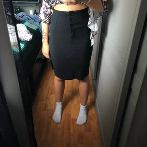 Svart kjol - Svart tajt kjol med slits bak