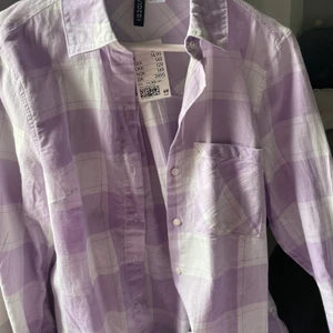 Lila skjorta - Säljer en helt ny skjorta från H&M som aldrig kommit till användning tyvvär, köpt för 150kr i somras 🤍