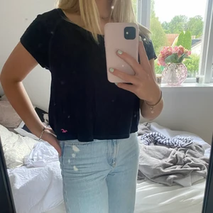 Hollister t-shirt🖤💙 - Marinblå/svart T-shirt från Hollister. Väldigt urringad, kan även användas som off shoulder 🖤💙 Strl. L (passar som M) 🖤💙 90 kr inklusive frakt 🖤💙