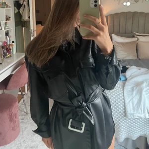 Jacka känninge - Jacka/klänning ifrån zara. Man kan ha den som båda har själv använt den som även jacka och klänning och den är skitsnygg men använder bara inte längre, använt max 3 gånger. bra skick, skriv vid frågor ❤️