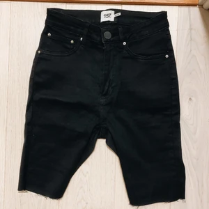 Cykelbyxor/shorts - Svarta cykelbyxor/shorts i jeans. Stretchiga och bekväma.