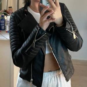 Skinnjacka - Säljer denna supersnygga skinnjackan då den inte kommer till användning. Kommer tyvärr inte ihåg vilken butik den är köpt på men köptes för 700 kr. Storlek 36