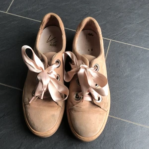 Cobler skor - Gammel rosa skor. Skulle säga storlek 37. Kontaktas om ni har frågor.🥰
