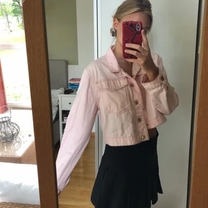 Elsa Hosk X Bik Bok jeans jacka - Croppad jeans jacka som knappt är använd!