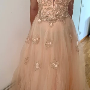 Balklänning - Jättefin balklänning i storlek 38 aldrig använd! Säljs för 1500