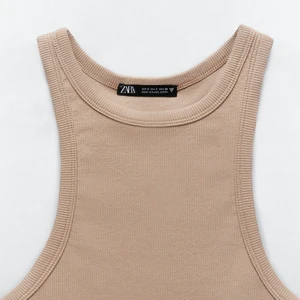 Beiget ribbat linne från Zara i strlk M - I mycket gott skick, använd kanske en eller två gånger.  Säljes då linnet är lite för litet så har tyvärr inga egna bilder med tröjan på, men kan skicka fler bilder på plagget om ni är intresserade. I storlek M, köpare betalar frakt!