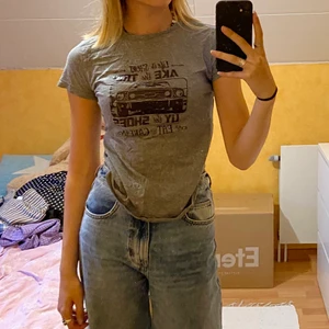 Enkel tröja - En fin enkel tröja, saknas några bokstäver men det är inget jag har tänkt på för ens nu när jag tog bilden!! Annars är den i fint skick❤️ frakt tillkommer