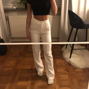 vita kostymbyxor pretty little thing - helt oanvända kostymbyxor från pretty little thing! jag är 160, frakt 45kr! (lite genomskinliga, men funkar med invicible trosor) säljer pga att dom är för långa för mig❤️