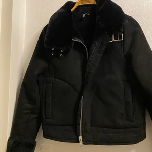 Svart mocka jacka - Detta är en väldigt snygg jacka i storlek 42, köpte den för ett par månader sedan men har använt en gång. Jackan är i nyskick. Köpt på H&M, nypris 600 kr.