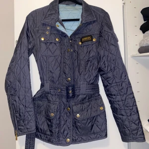 Barbour jacka  - Barbour jacka i en superfin blå färg. Köpt för 2000kr i Jackie. Använts några gånger. Men har inga defekter. Priset kan diskuteras vid snabb affär. 😇