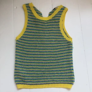 Stickad topp  - Jätteball stickad topp från Mango, i storleken M. Aldrig änvänd