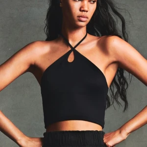 Denna svarta toppen - Använd ungefär 5 gånger, super snygg och skön på men tror någon annan kan få mer användning av den