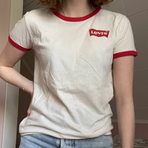 T-shirt från Levis  - Skön t-shirt från Levis som bara är använt ett fåtal gånger, storlek M men s kan såklart även ha på sig tröjan, köparen står även för frakt kostnaden 