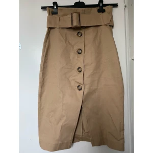 Kjol H&M - Kjol från H&M. Ord pris : 299:- har använts ca 3 gånger. Den är som ny inga defekter. 