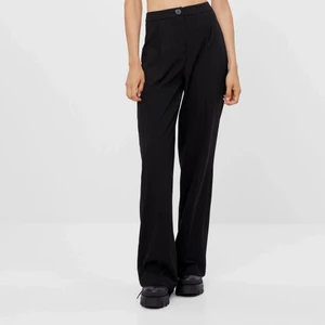 Wide leg byxor - Svarta byxor med långa i ben och sitter perfekt tajt över midjan!!