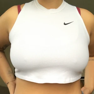 Enkel mini tränings topp nike  - Denna passar bra till träning om man är mer varm av sig och inte vill ha en tränings t-shirt 🤩