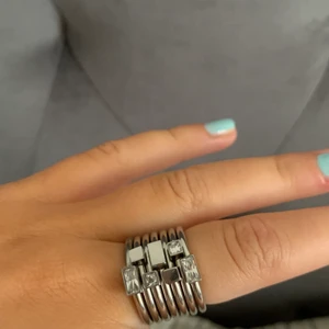 Ring från edblad - Säljer nu en ring från Edblad i storlek S. Man kan välja hur många ringar man själv vill ha på så det är alltså 7 stycken som man sätter ihop till en. Säljer då den inte längre kommer till användning. Hör av dig om du är intresserad! Fri frakt! 