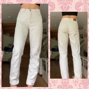 Vita jeans - Passformen är inte helt vid utan lite baggy och färgen gräddvit