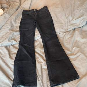 Svarta bootcut jeans från DrDenim. Uppsydda av skräddare för att passa mig som är 160cm. Använt skick strl. S/30, passar xs.
