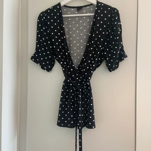 Prickig tröja  - Prickig tröja på Gina tricot. Är i storlek Xl men jag själv är en S och den passar alldeles utmärkt😍 köparen står för frakten 