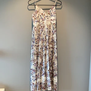 Finklänning - Blommig klänning från hm. Strl. 36 men passar 34/xs, har snörning i ryggen. Nypris ca. 700kr (premium selektion). 