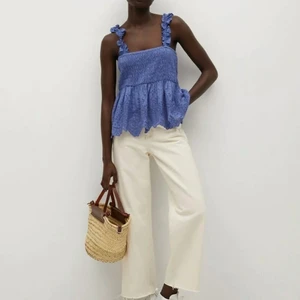 Blus Mango  - Säljer min blåa blus från Mango i storlek S då den inte kommit till användning, aldrig använd! Ganska töjbar så lär passa storlek M och L. 80kr eller högsta bud vid flera intressen. Frakten står köparen för!💙