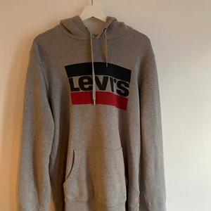 Levis Hoodie | Grå - Grå Levis hoodie  Storlek M i Fint skick!                   Nypris:799kr                                                                         mitt pris:200kr