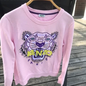 Kenzo tröja - Kenzo tröja i storlek xs, jättefin men tyvärr förliten för mig :/ sparsamt använd 💓