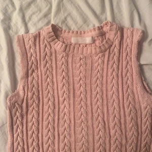 Stickad vest - Kanske kort men inte ne för kort. Pris kan diskuteras 