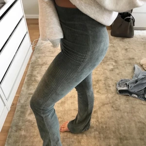Gröna ribbade byxor - Snygga gröna ribbade bootcut byxor från Bikbok i storlek XS, helt oanvända
