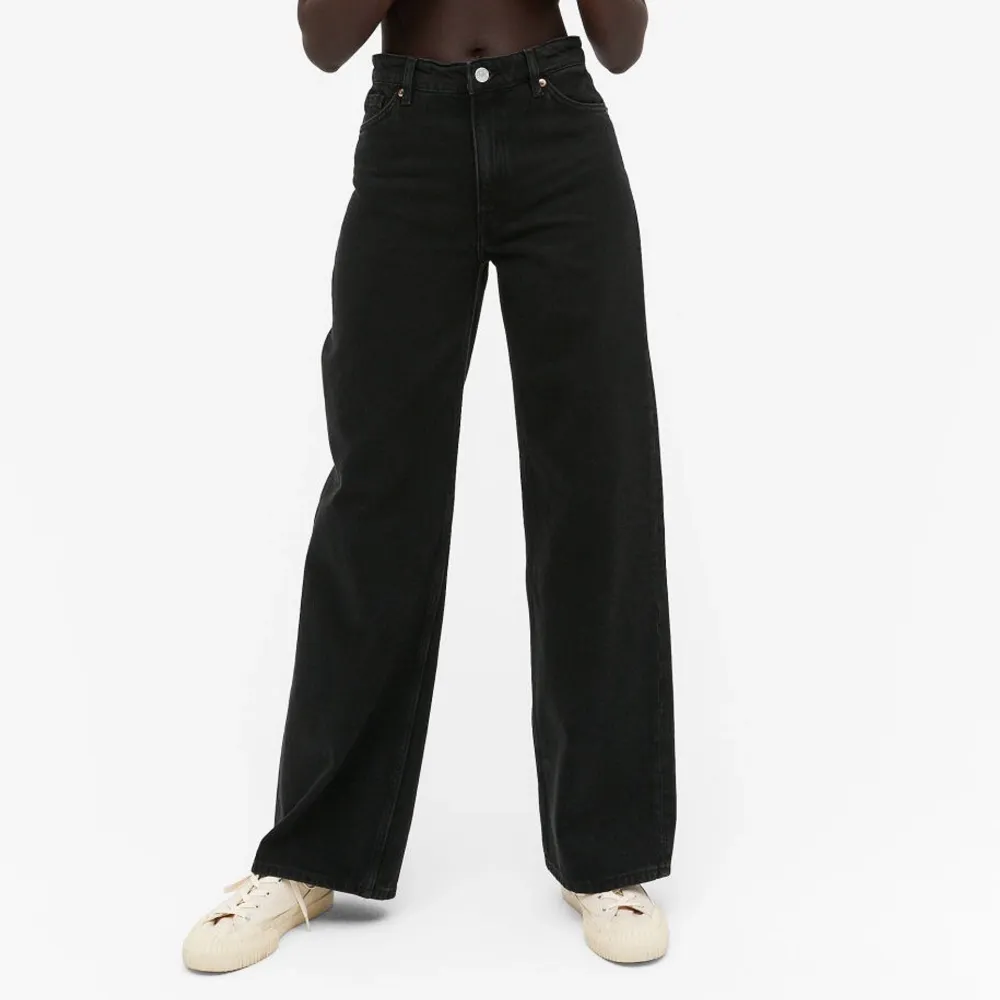 Supersnygga svarta vida jeans i den populära modellen ”Yoko” från Monki. (Är 168 cm).. Jeans & Byxor.