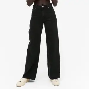 Supersnygga svarta vida jeans i den populära modellen ”Yoko” från Monki. (Är 168 cm).