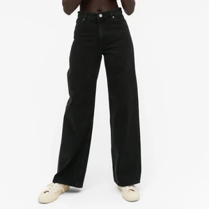 Yoko jeans - Supersnygga svarta vida jeans i den populära modellen ”Yoko” från Monki. (Är 168 cm).