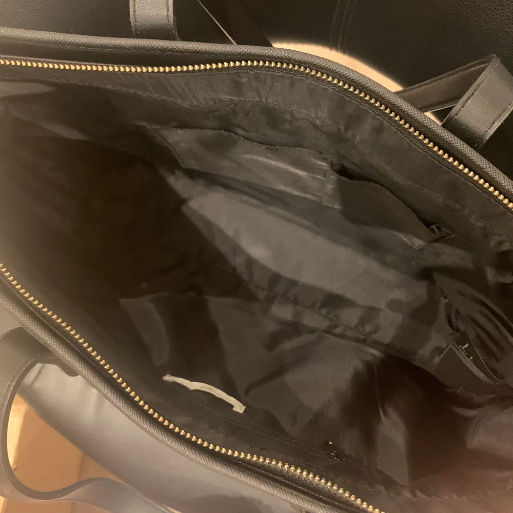 En superfin svart handväska från HM ganska så stor får plats med mycket. Använd Max 2 gånger! . Väskor.