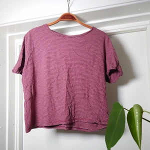 Luftig topp - Topp i skön och luftig modell, kort och bred. Passar även M beroende på hur man vill ha den. Fin till jeans🍀