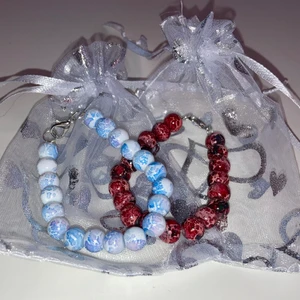 Melerade armband - Handgjorda melerade armband i elastisk tråd, som även är öppningsbara med karbinhake. Levereras såklart i en fin presentpåse!☺️ 19kr/st eller 35kr för båda!💕 ca 16-17cm långa. Köparen står för frakten! Samfraktar gärna vid köp av fler produkter, så kolla gärna in min profil för mer!🥰💕