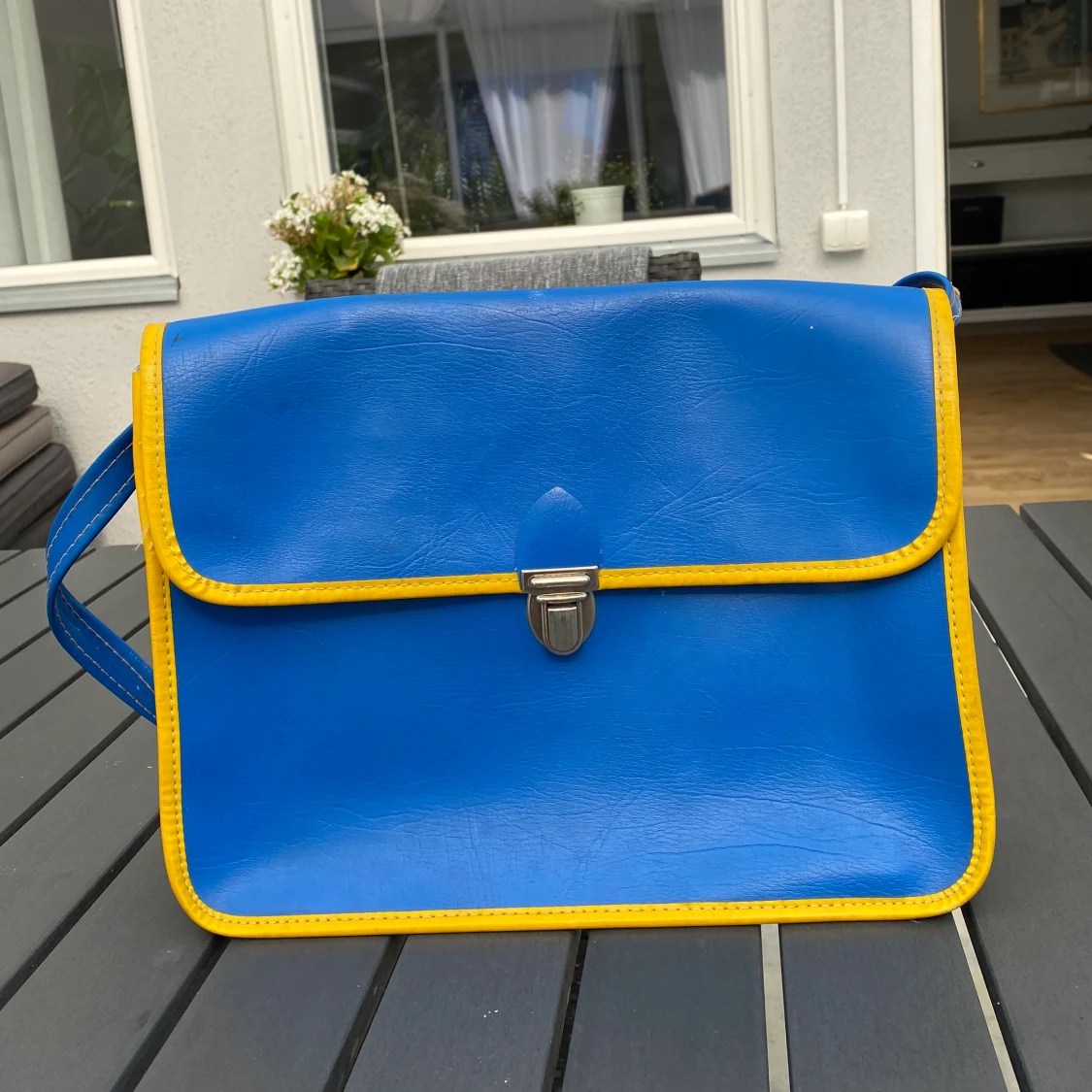 Gul och blå axelremsväska!