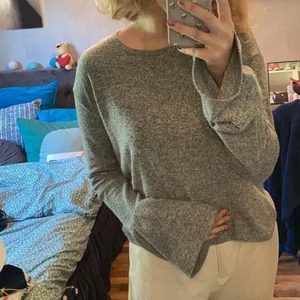 Grå stickad tröja - Säljer denna söta gråa tröja som är i fint skick. Den är i storlek 170 och passar mig som vanligtvis är S/M