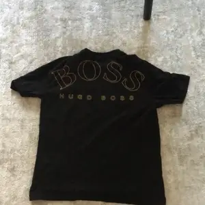 Äkta hugo boss T-shirt. Värd 800. Säljer de för 500kr